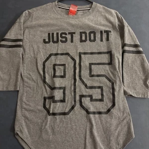 Nike Just Do It 95 3/4 Ärmel Grafik Baseball Shirt schwarz grau Größe M - Bild 1 von 7