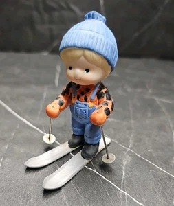 Figura decorativa de invierno Enesco Country Cousins niño esquí 3 3/4" - Imagen 1 de 4