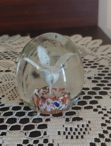 ¡OFERTA! Pequeño peso de papel de 2 3/4 pulgadas de diámetro con flor blanca - Imagen 1 de 3