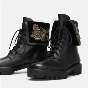 Zara Leder Biker Boots Stickerei Samt Schaft 39 Schwarz Blumen Pailletten - Bild 1 von 6