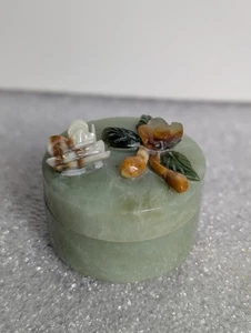 Portagioie vintage in giada intagliata a mano con farfalla applicata e fiore così com'è - Foto 1 di 15