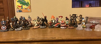 Lote 26 bonecos Disney Infinity, discos poderosos Marvel Star Wars Pixar - Imagem 1 de 4