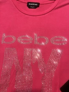NUEVO CON ETIQUETAS BEBE AUTÉNTICA XLARGE MUJER ROSA MANGA CORTA CAMISA PEDRERÍA EN LOGO/NY - Imagen 1 de 5