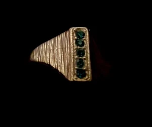 Anello vintage tono oro spazzolato con cinque pietre verdi misura 7,0 - Foto 1 di 6