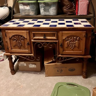 Gabinete credenza de madera rústico artesanal vintage con tapa de azulejos Foto 1 de 4