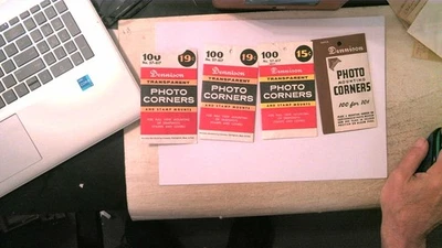 SUPORTES DE CANTO DENNISON EM PACOTES ABERTOS E FECHADOS ÓTIMOS PARA CAPAS - Imagem 1 de 2