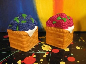 Rot & Blau Himbeere Korb Geformt Kunststoff Herbst Salz & Pfefferstreuer Set - Bild 1 von 6