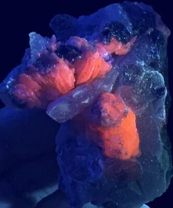 75g Skeletal Elestial QUARTZ Crystal&Specular Hematite Fluorescent Pink  s76 - Picture 1 of 8