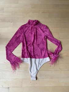 Wayf Mockneck NUEVO CON ETIQUETAS Rosa Floral Largo Selve Top Talla Mediana NUEVO Borde Pluma - Imagen 1 de 5
