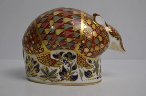 Fermacarte vintage inglese Bone China Armadillo Royal Crown Derby 1996 tappo oro - Foto 1 di 16