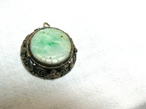 Antico medaglione cinese intagliato giada argento filagrana profumo vinaigrette - Foto 1 di 12