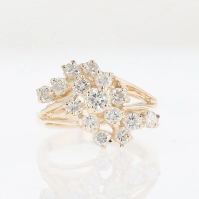 Anillo llamativo con racimo de diamantes de corte redondo de 0,88 quilates de oro amarillo de 14 k talla 4,75 Foto 1 de 4