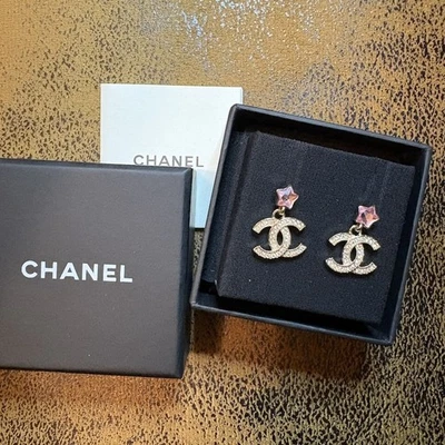 Auténticos Pendientes Colgantes Chanel 25P CC Logo Rosa Cristal Fucsia Estrella Foto 1 de 4