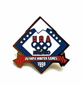 Pin insignia Juegos Olímpicos de Invierno 1998 Nagano equipo de Japón EE. UU. SOLO botón de atletas olímpicos - Imagen 1 de 4