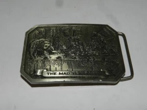 ¡ALICIA EN EL PAÍS DE LAS MARAVILLAS LA LOCA FIESTA DEL TÉ HEBILLA DE CINTURÓN DE COLECCIÓN! ¡BERGAMOTA RARA! 1974 - Imagen 1 de 2