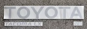 Calcomanía con logotipos de puerta trasera Toyota Tacoma plateada 95-99 V6 cartas de recogida - Imagen 1 de 1