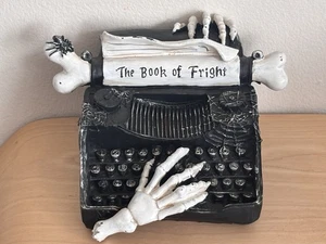 Halloween Libro del Miedo Máquina de Escribir Negra Manos Esqueleto Decoración Espeluznante - Imagen 1 de 7