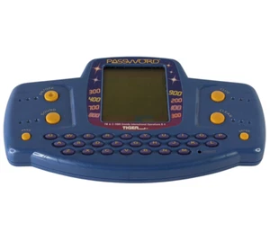 Tiger Gioco Portatile Elettronico Password Puzzle Lcd Game Pass Word 2000 Usato - Foto 1 di 7