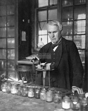 THOMAS ALVA EDISON IN LABORATORY AMERICAN INVENTOR - 8X10 PHOTO (DA-398)