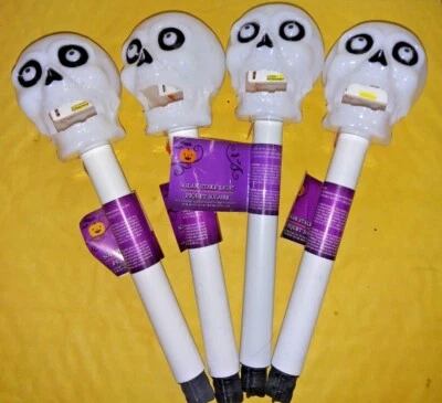 JUEGO DE 4 LUCES DE ESTACA LED ABIERTAS BOCA CALAVERAS BLANCAS, 9 1/2 DE ALTURA Foto 1 de 4