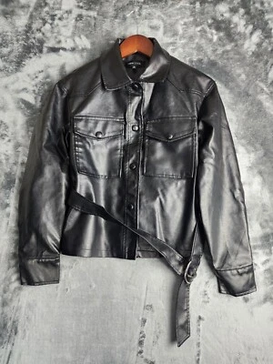 Chaqueta de aro y hebilla New Look para mujer de cuero vegano negro con botones talla pequeña Foto 1 de 4