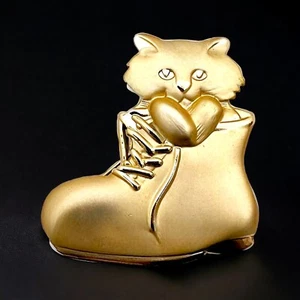 AJC Katze im Stiefel Brosche Gold Kätzchen Pin signiert skurril Vintage Schmuck - Bild 1 von 8