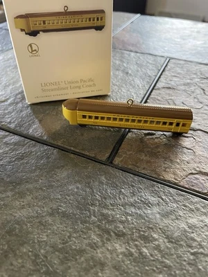 Hallmark Lionel Union Pacific Streamliner 2010 entrenador largo diecast tren adorno Foto 1 de 4