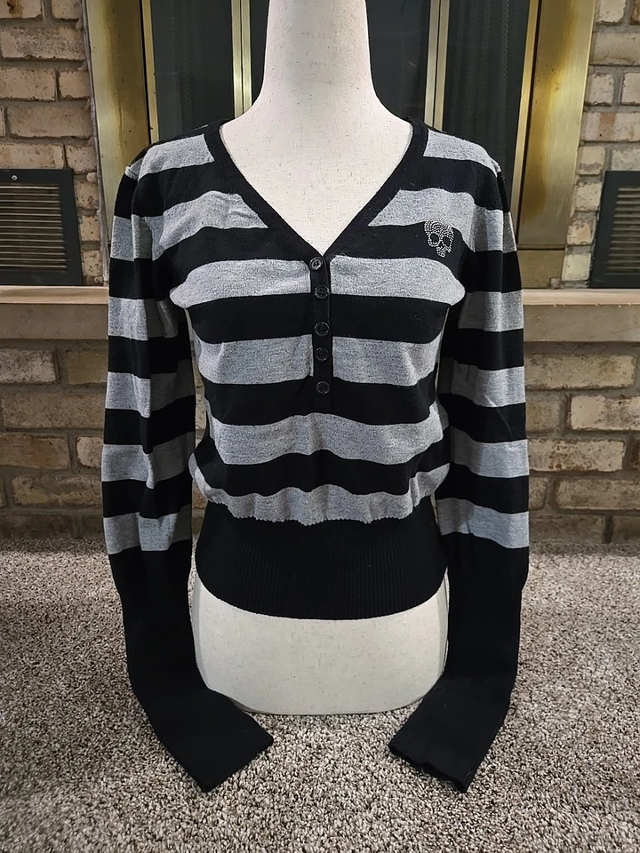 Suéter Social Collision De Colección Y2K Cuello en V Rayas Mujer Talla Grande Calavera Gótico Emo Foto 1 de 4