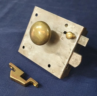 Cerradura de llanta de palanca de hierro y latón lateral derecho con guardián 4 1/8" x 3 5/8" GA242 Foto 1 de 4