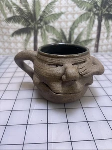 Vintage GRETCHEN LARSON signierte Kaffeetasse Becher Kunstkeramik Gesicht Menschen Kannen COLORADO - Bild 1 von 11
