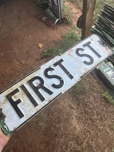 Vintage geprägtes Porzellan Straßennamenschild im Ruhestand erste Straße 24”x6” - Bild 1 von 4