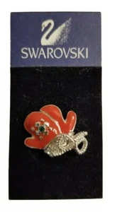 SWAROVSKI rote Emaille WINTERHANDSCHUHE Anstecknadel Brosche auf Originalkarte - Bild 1 von 4