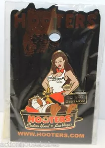 HOOTERS CASINO HOTEL LAS VEGAS NV ROULETTE DO NOT DISTURB HOOTIE GIRL LAPEL PIN - Picture 1 of 1