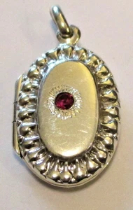 STERLING SILVER VICTORIAN STYLE OVAL LOCKET SET WITH GARNET SUPERB - Picture 1 of 1