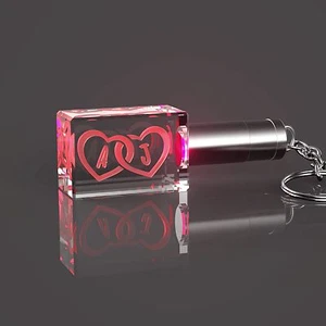 LED Schlüssel Anhänger 2D Herz Glas Gravur Geschenk zu Weihnachten Schmuck - Bild 1 von 1