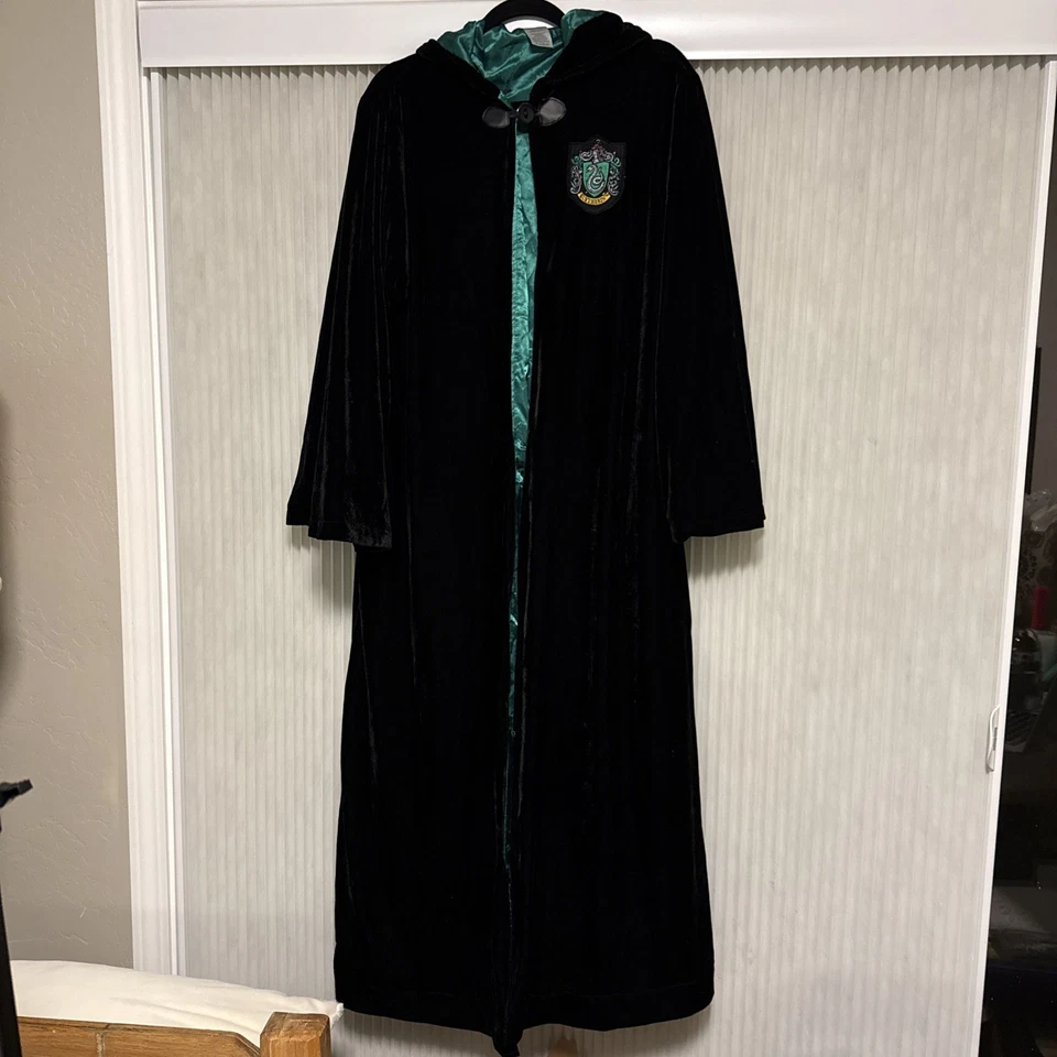 Fantasia Harry Potter Sonserina Preto e Verde 53” Roupão Longo com Capuz Tamanho Único - Imagem 1 de 4