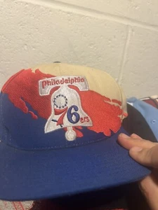 Cappello Philadelphia 76ers Splash SnapBack Mitchell & Ness berretto legno duro classici - Foto 1 di 5