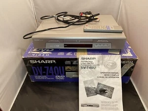 Sharp DV-740U Lettore DVD Video Digitale con Scatola Telecomando - Argento *Testato/Funzionante* - Foto 1 di 9