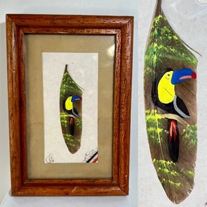 Tucano vintage dipinto a mano su piuma firmato Vista Rico legno incorniciato 4”x 6” - Foto 1 di 7