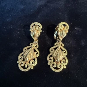 VINTAGE CROWN TRIFARI DANGLE GOLD TONE CLIP EARRINGS - Picture 1 of 4
