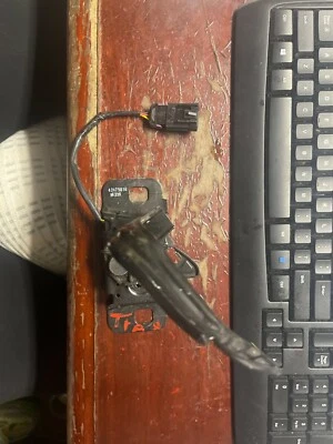 PESTILLO BLOQUEO CAPÓ CHEVROLET TRAX FABRICANTE DE EQUIPOS ORIGINALES 2017-2021 💎 Foto 1 de 4