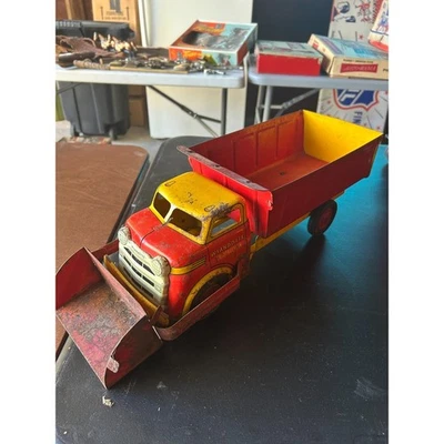 Camión de volteo de construcción Wyandotte vintage - acero prensado rojo y amarillo años 40 Foto 1 de 3