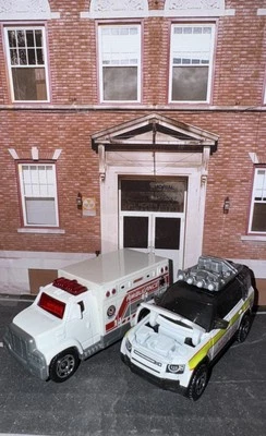 Lot Of 2 Matchbox Wht Ambulance & Land Rover Defender 130 Emergency Rescue NLFFP - Image 1 of 4