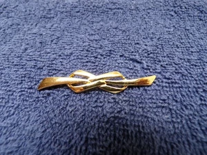 HERMOSO BROCHE PIN METAL TONO DORADO LAZO CINTA MONET VINTAGE - Imagen 1 de 5