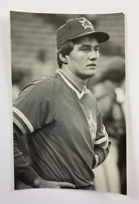 Mike Moore (1982) Seattle Mariners Vintage Baseball Postcard PCSM - Image 1 of 2