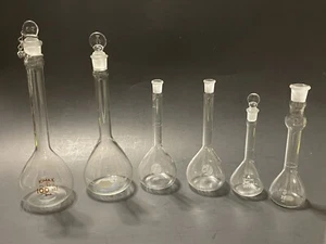 6er Pack Messkolben 2 KIMAX Glas 100 ml, 2 30 ml und 2 25 ml - teilweise mit Deckel - Bild 1 von 11