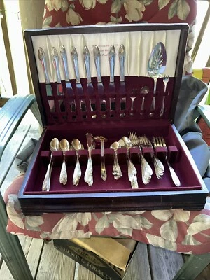 1847 Rogers Bros. America’s Finest Silverplate - 73 piezas con caja Foto 1 de 4