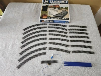 N Scale Track 8 Minitrain 7103 Curve , 14 Trix 4926 Curve,  1 Terminal & Roadbed - Image 1 of 4