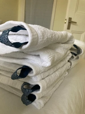 Toallas para invitados Christy Prism de algodón turco x2 con lazos colgantes Foto 1 de 4