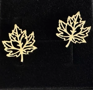 REAL 18k Gold Maple Leaf Stud Earrings RARE FIND - Picture 1 of 8
